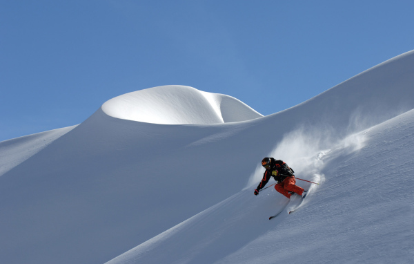 Крутой спуск на горнолыжном курорте Сант Антон, Австрия
