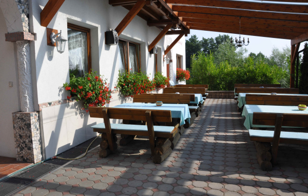 Уличное кафе на курорте Бад Лойперсдорф, Австрия