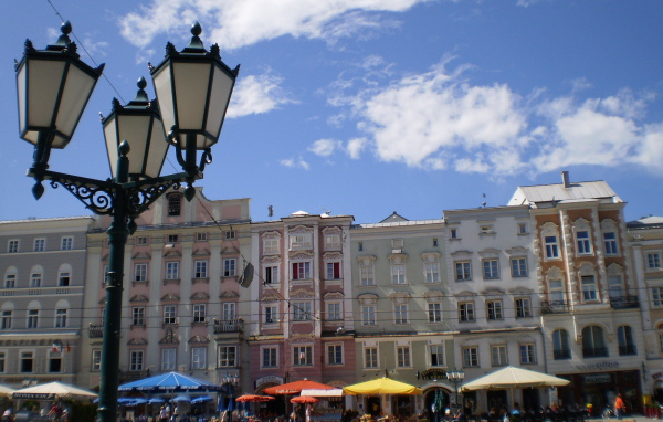 Уличный фонарь в городе Линц, Австрия