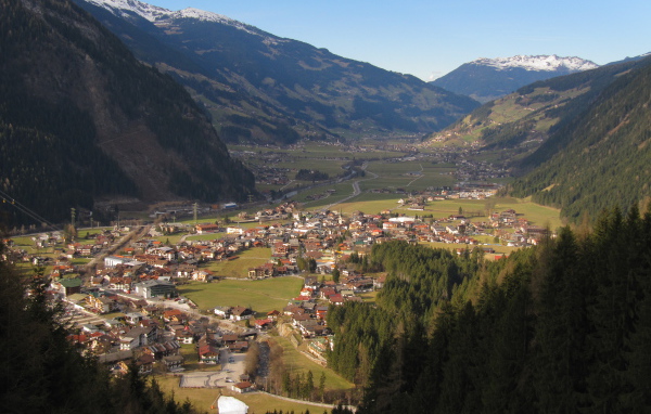 Летняя панорама на горнолыжном курорте Майрхофен, Австрия