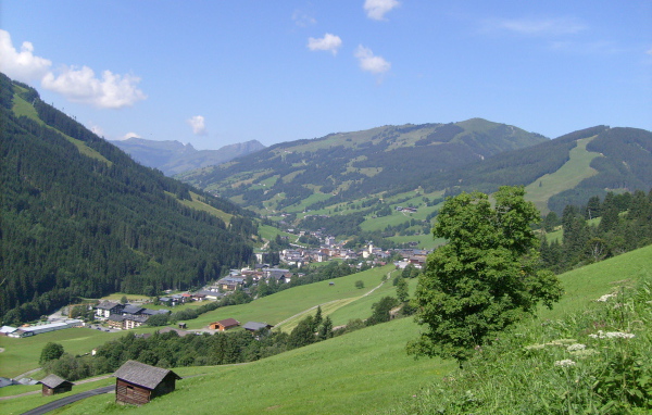 Летний вид на горнолыжном курорте Заальбах Хинтерглем, Австрия