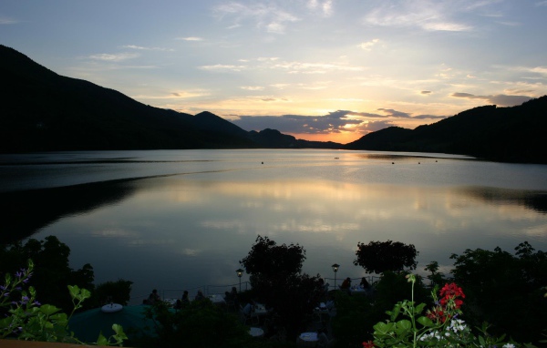 Закат над озером на курорте Бад Татцмансдорф, Австрия