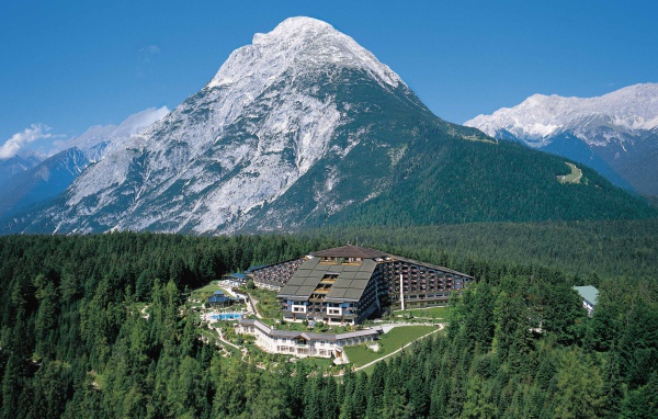 Отель на фоне горы на курорте Тельфс-Бюхен, Австрия