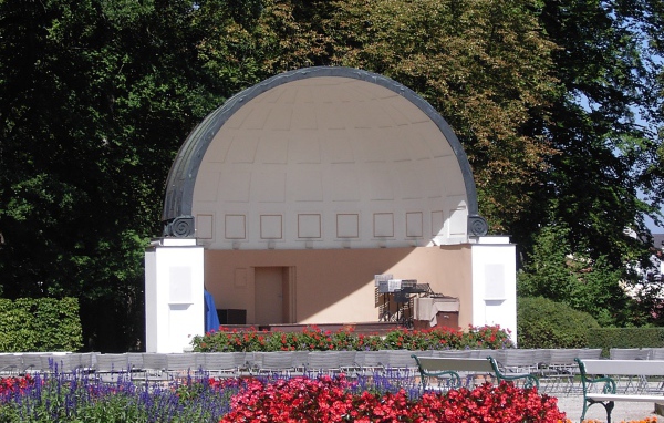 Сцена в парке на курорте Бад Халль, Австрия