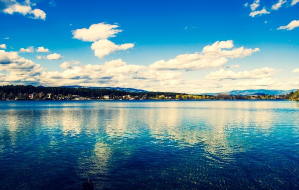 Водная гладь озера Клопайнер Зее, Австрия