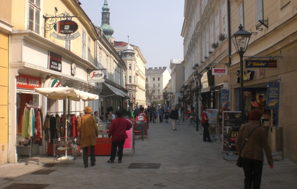 Прогулка по улице на курорте Баден, Австрия