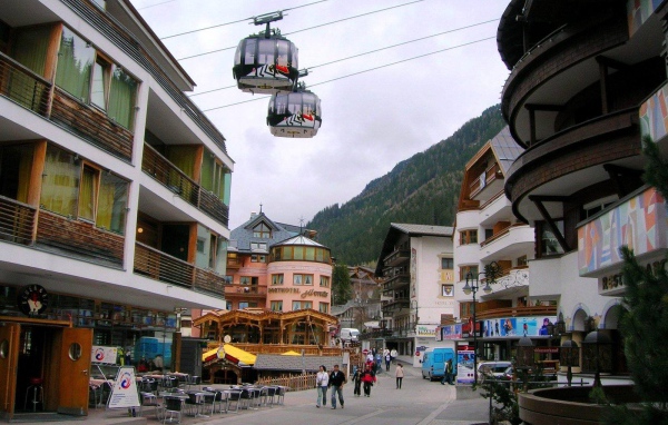 Прогулка по улице на горнолыжном курорте Ишгль, Австрия