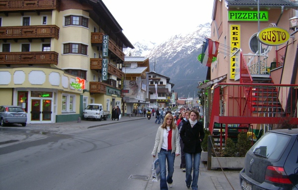 Прогулка по улице на горнолыжном курорте Зёльден, Австрия