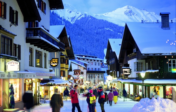 Прогулка по улице на горнолыжном курорте Сант Антон, Австрия
