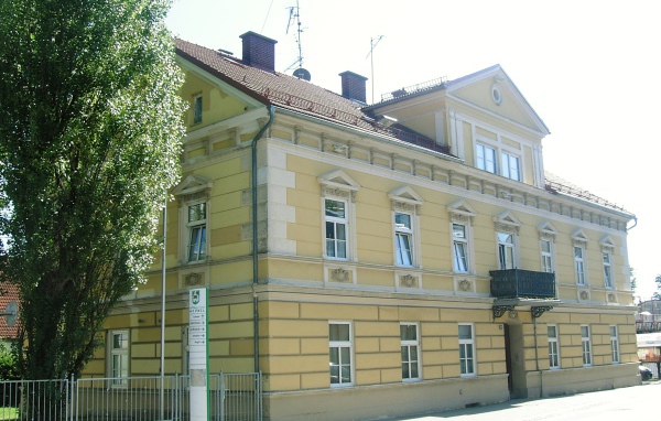 Желтое здание на курорте Бад Халль, Австрия