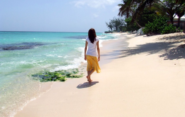 Женщина на пляже в Барбадосе