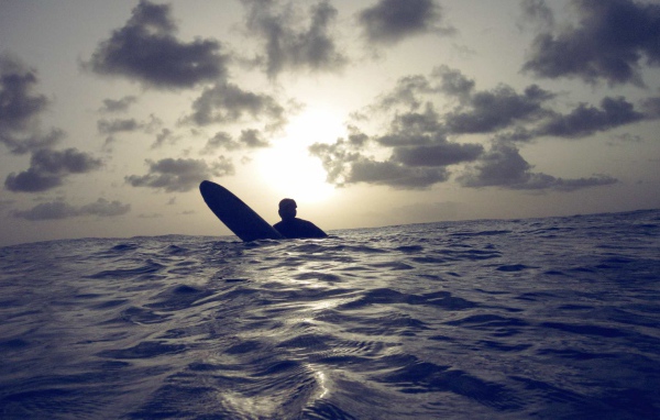 Серфер в Барбадосе