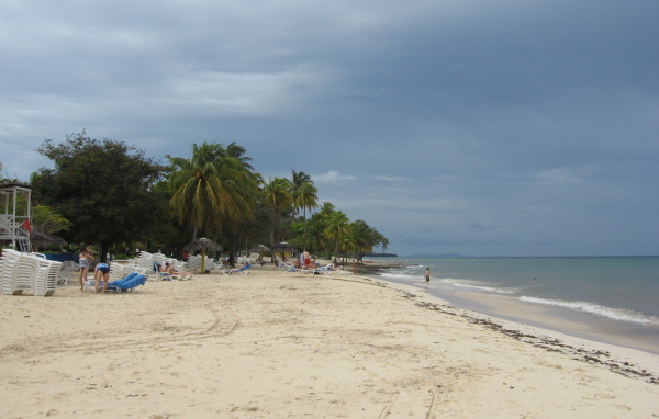 Осенний отдых на пляже на курорте Гуардалавака, Куба