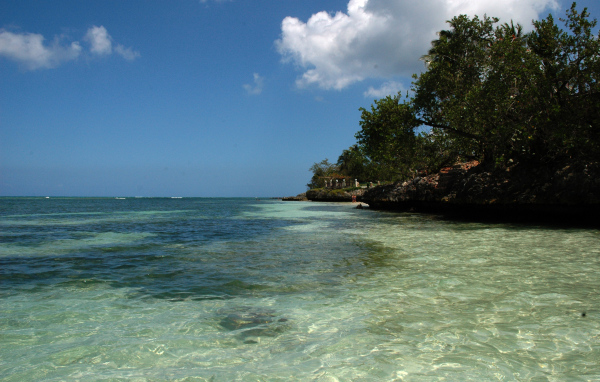 Залив на курорте Гуардалавака, Куба