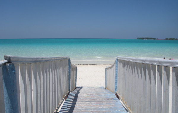 Спуск на пляж на курорте Кайо Гильермо, Куба