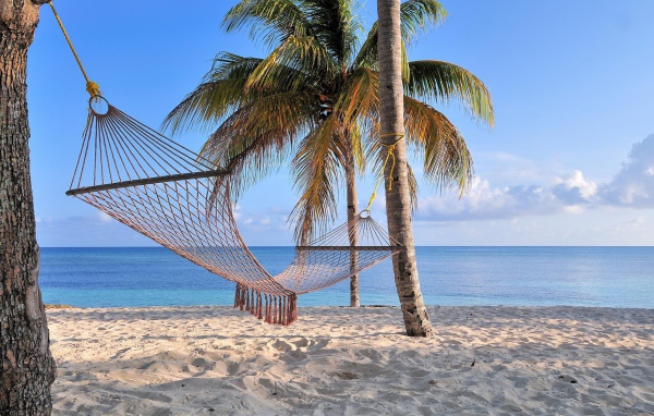 Гамак на пляже на курорте Гуардалавака, Куба