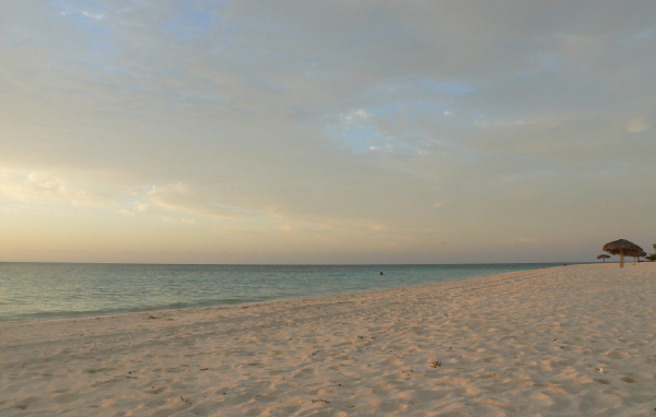 Закат на пляже на курорте Гуардалавака, Куба