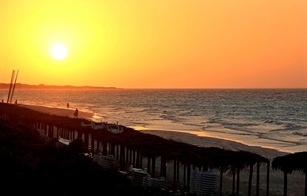 Закат над пляжем на курорте Кайо Санта Мария, Куба