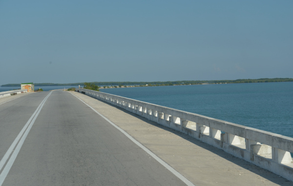 Дорога на побережье на курорте Кайо Санта Мария, Куба