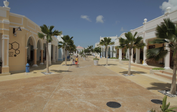 Прогулка по улице на курорте Кайо Санта Мария, Куба