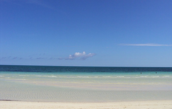 Белый песок на пляже на курорте Кайо Коко, Куба