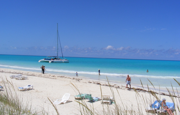 Яхта у берега на курорте Кайо Гильермо, Куба