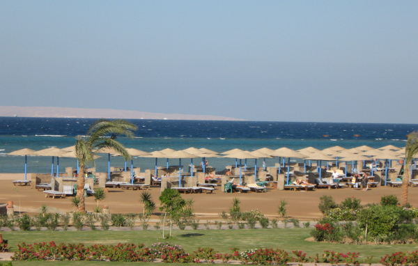 Осенний отдых на пляже на курорте Хургада, Египет