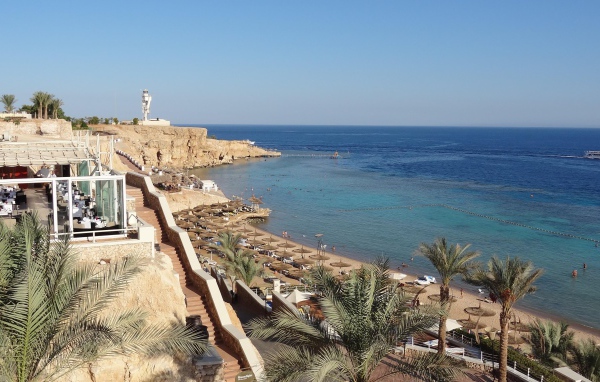 Осенний отдых на пляже на курорте Шарм эль Шейх, Египет