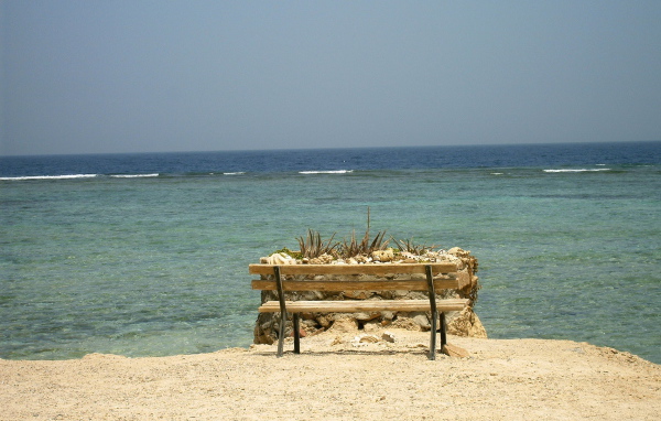 Лавка на пляже на курорте Эль Кусейр, Египет