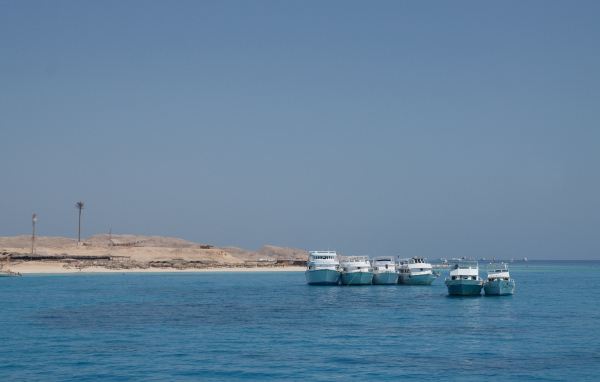 Лодки у побережья на курорте Хургада, Египет