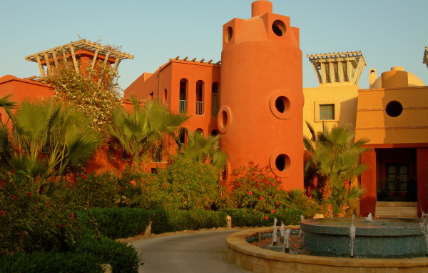 Здание с башней на курорте Эль Гуна, Египет