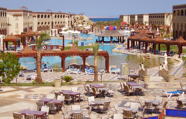 Кафе на побережье на курорте Хургада, Египет