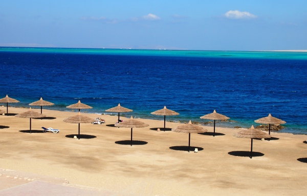 Пляжные зонтики на курорте Хургада, Египет