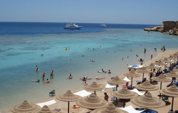 Отдых на пляже на курорте Шарм эль Шейх, Египет