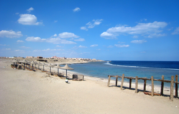 Летний отдых на пляже на курорте Марса Алам, Египет