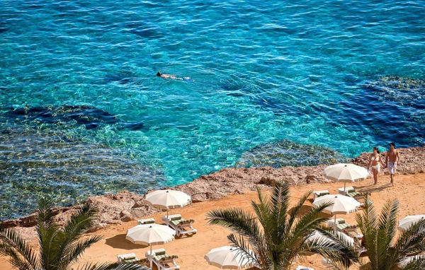 Зимний отдых на пляже на курорте Хургада, Египет