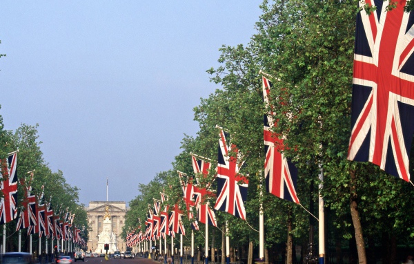 Аллея с Британскими флагами