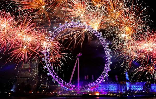 Колесо обозрения на фоне фейерверков в Лондоне