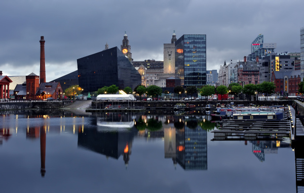 Город Ливерпуль вечером, Англия