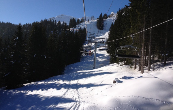 Подъемник среди сосен на горнолыжном курорте Самоен, Франция