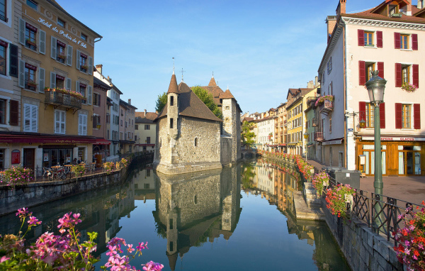 Цветущая набережная в городе Аннеси, Франция