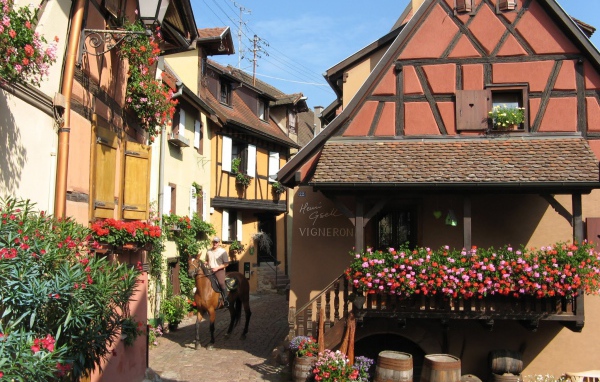 Цветущая улица в Эльзасе, Франция