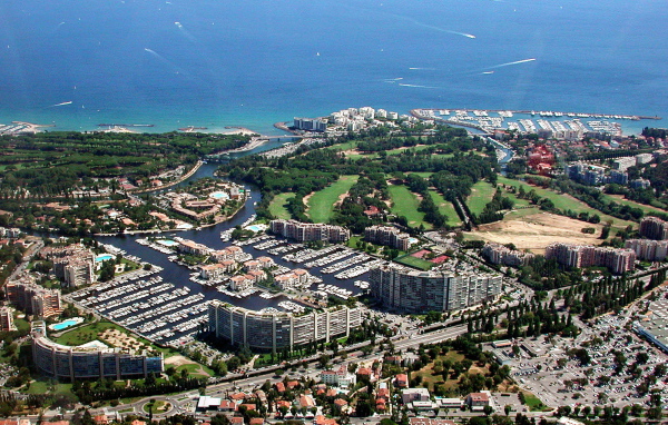 Голубая лагуна на курорте Манделье ля Напуль, Франция