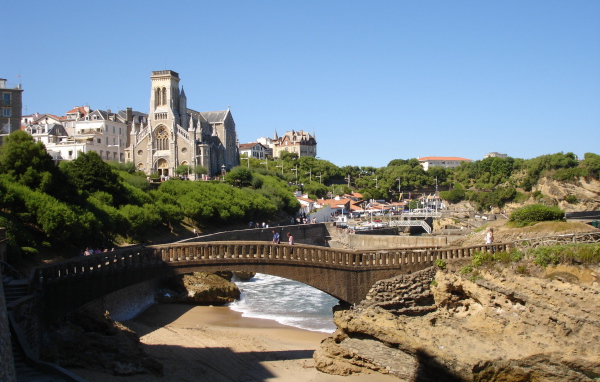 Мост на набережной на курорте Биарриц, Франция