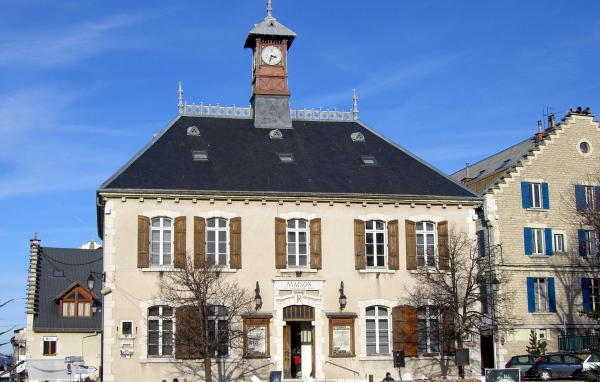 Здание с часами на курорте Виллар-де-Ланс, Франция