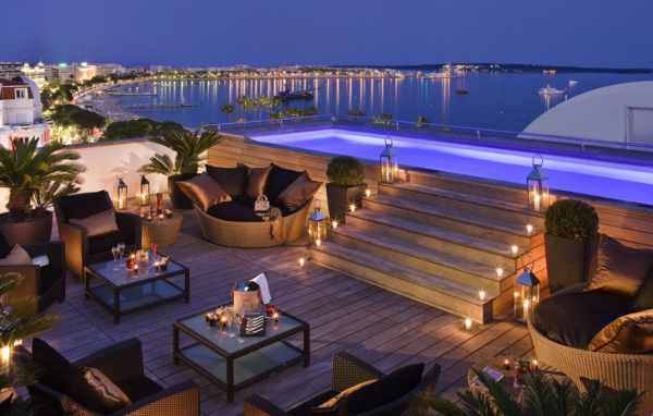 Кафе на побережье в Каннах, Франция