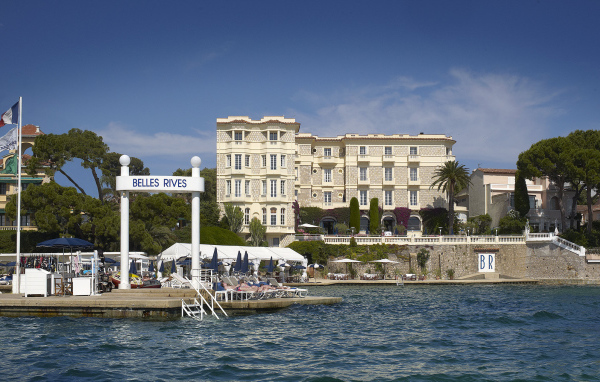 Кафе на набережной на курорте Антибы, Франция