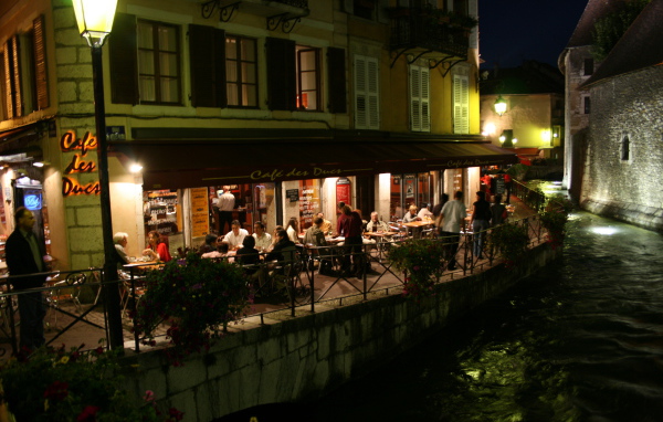 Кафе на набережной в городе Аннеси, Франция