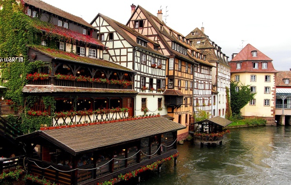 Кафе на набережной в Эльзасе, Франция