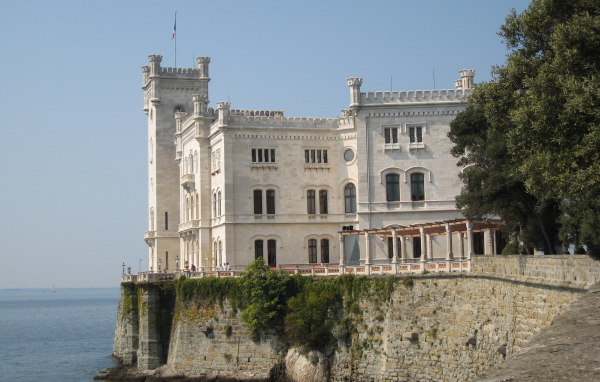 Замок на курорте Мирамар Круести, Франция